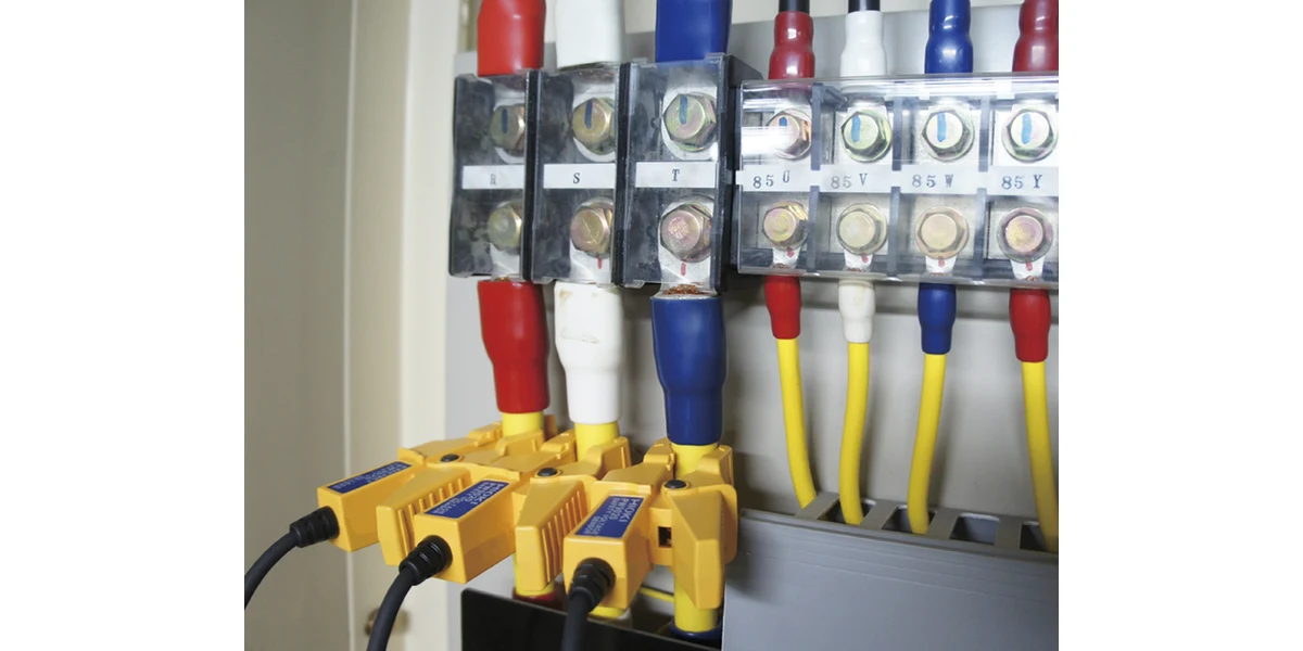 Cảm biến điện áp HIOKI PW3365 kẹp trên dây dẫn cách điện tại tủ phân phối ba pha